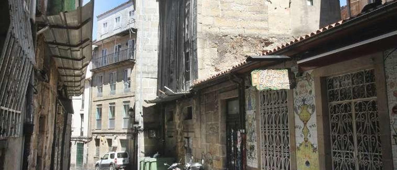 Riesgo en una de las calles más concurridas de la noche ourensana   |  La calle Pizarro, en el corazón del casco histórico de Ourense, es una de las más activas de la &quot;movida&quot; nocturna. Alberga varios pub y concentra una notable circulación de personas las madrugadas de ocio. Dos edificios están recubiertos de mallas y chapas protectoras contra posibles desprendimientos.