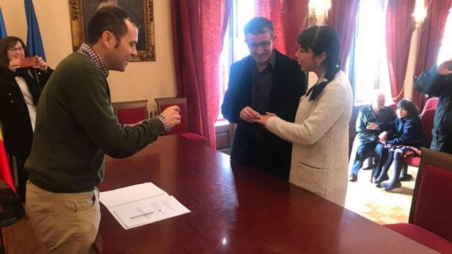 Primera boda civil del año en Cangas de Onís