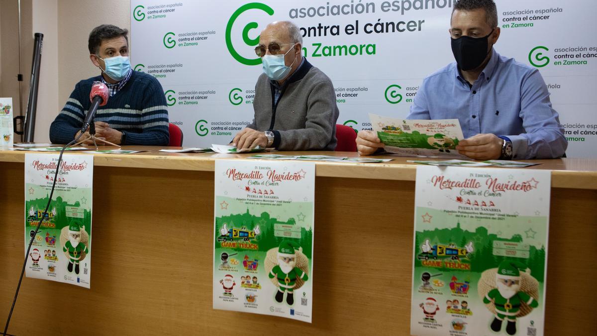 Ramiro Silva, Alfonso Fernández y Manuel Mateos presentan el mercadillo navideño de Puebla a favor de la AECC.