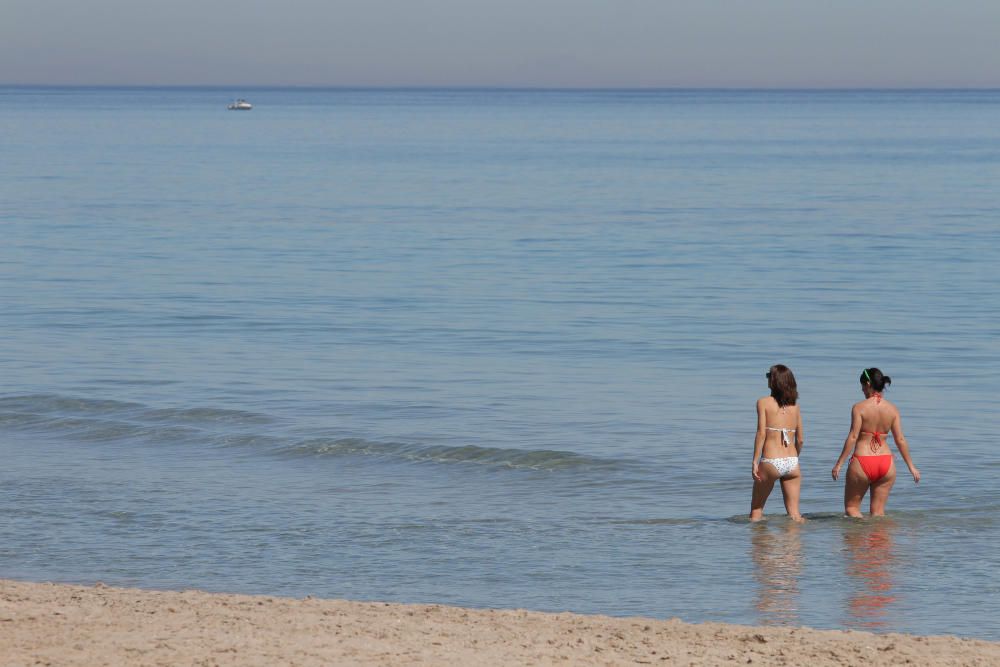 Gente en las playas de La Manga en invierno - La Opinión de Murcia