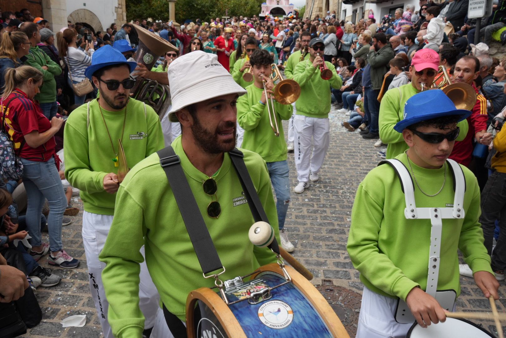 Batalla de confeti y desfile de carrozas en el Anunci de Morella