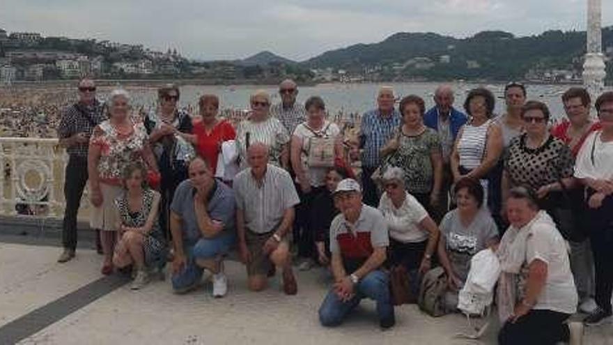 El grupo, en el paseo de la playa de la Concha, en San Sebastián.