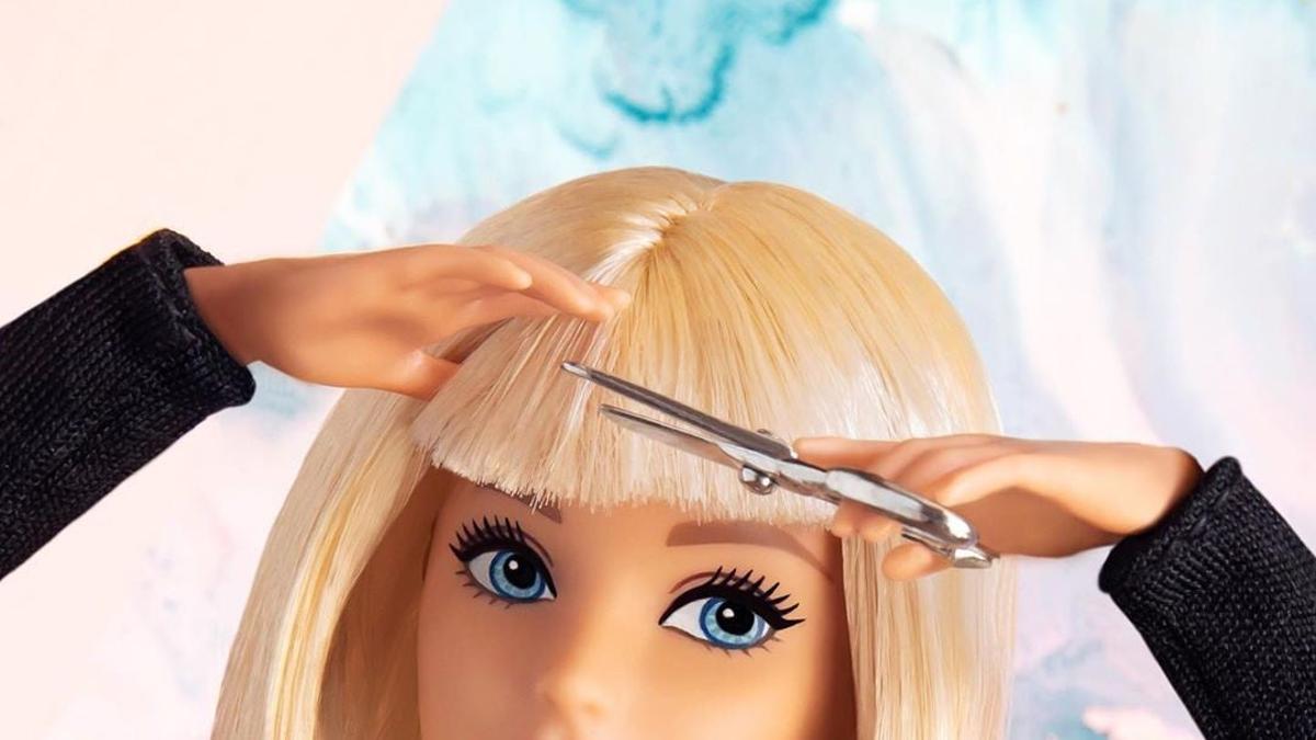 Barbie se recorta el flequillo en cuarentena