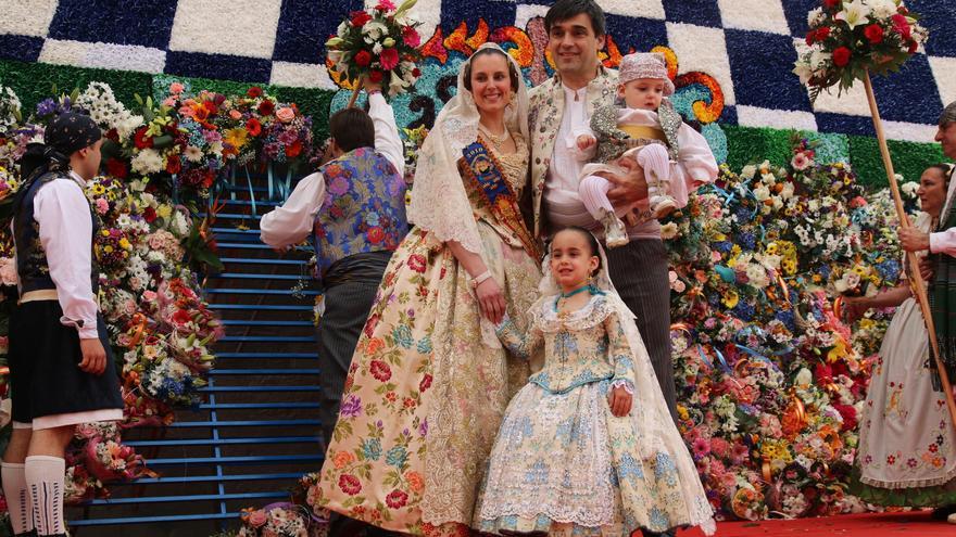 Burriana honra a su patrona con una multitudinaria ofrenda en el último día de Fallas