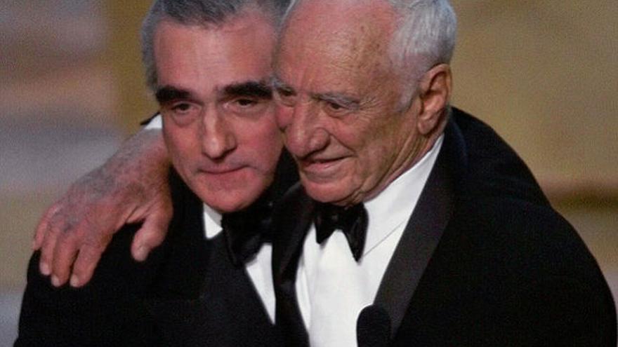 Martin Scorsese y Elia Kazan se saludan en el acto de entrega del Oscar honorífico al director estadounidense de origen griego, en 1999