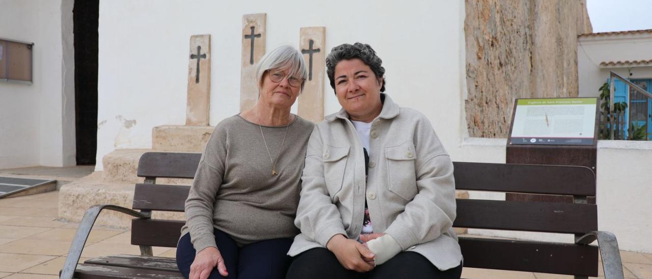 Pepita Gabaldar (izda) y Eva Nieto, enferma de cáncer, ayer en Formentera.