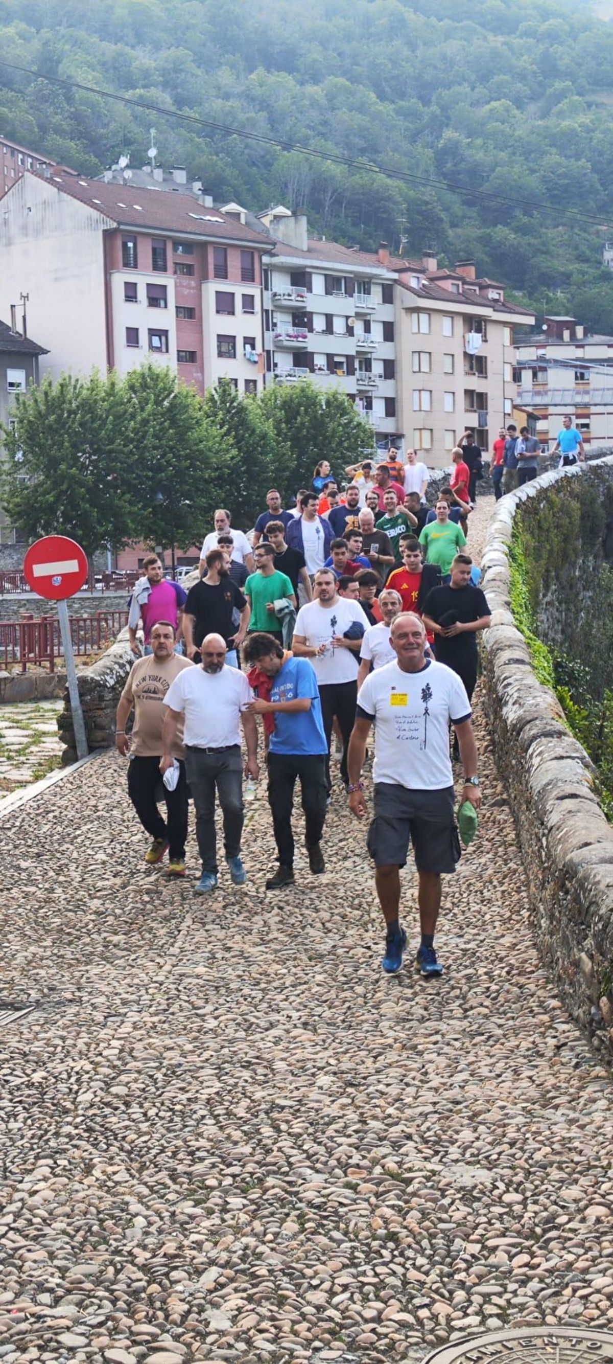 La comitiva del 'arbolón' cruzando el puente.