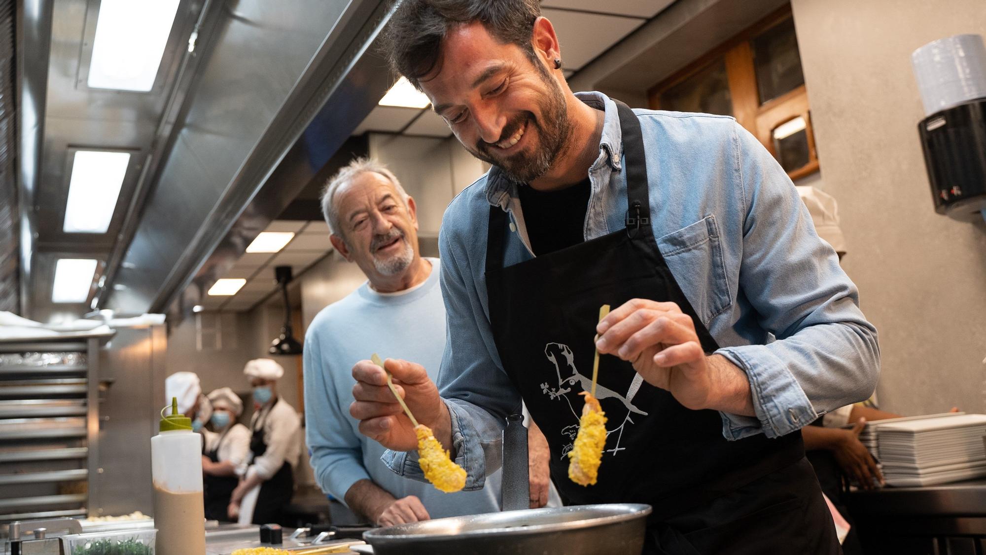 Joseba Arguiñano y su padre, Karlos, en la cocina.