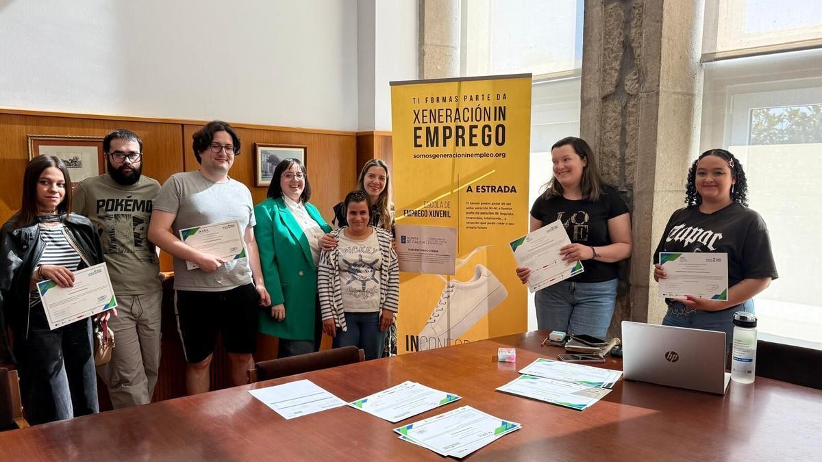 Entrega de diplomas a los participantes de la Escola de Emprego Xuvenil-Vives Aprende.
