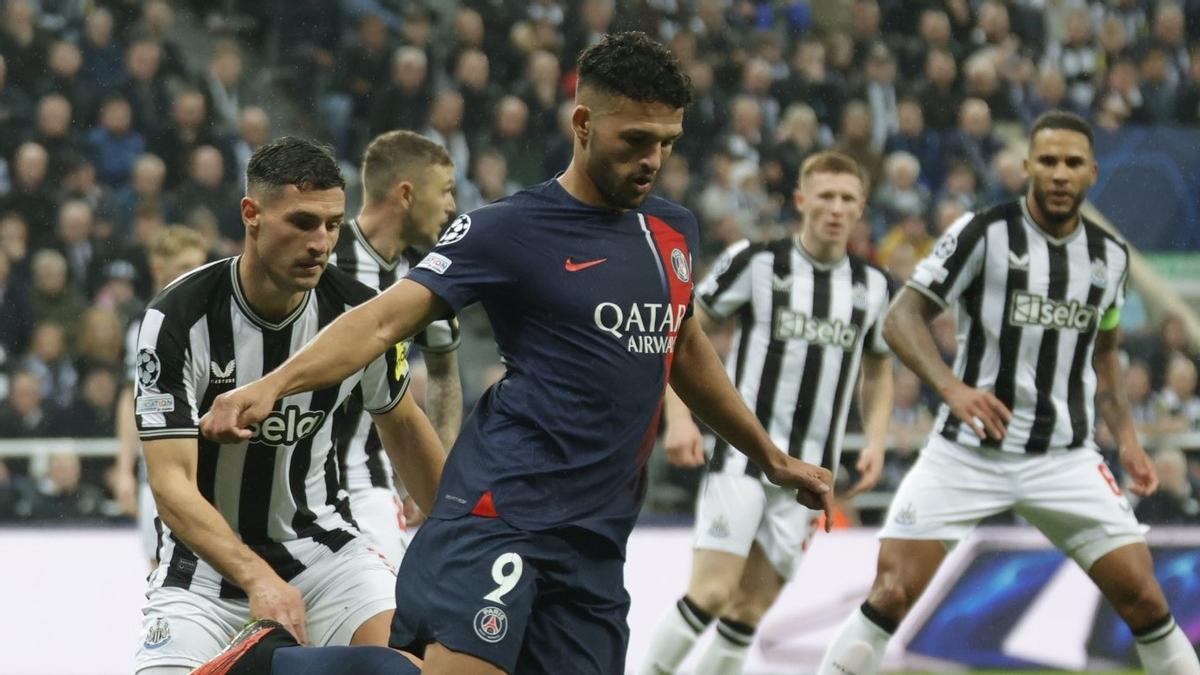 Gonzalo Ramos, en el partido del PSG en Inglaterra.