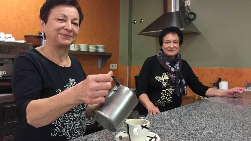 Las hermanas Carmen Luisa y Margarita Cangas, en la cafetería del Instituto de Infiesto.