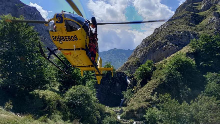 Evacuado en helicóptero tras caer desde seis metros y romperse el tobillo en Morcín
