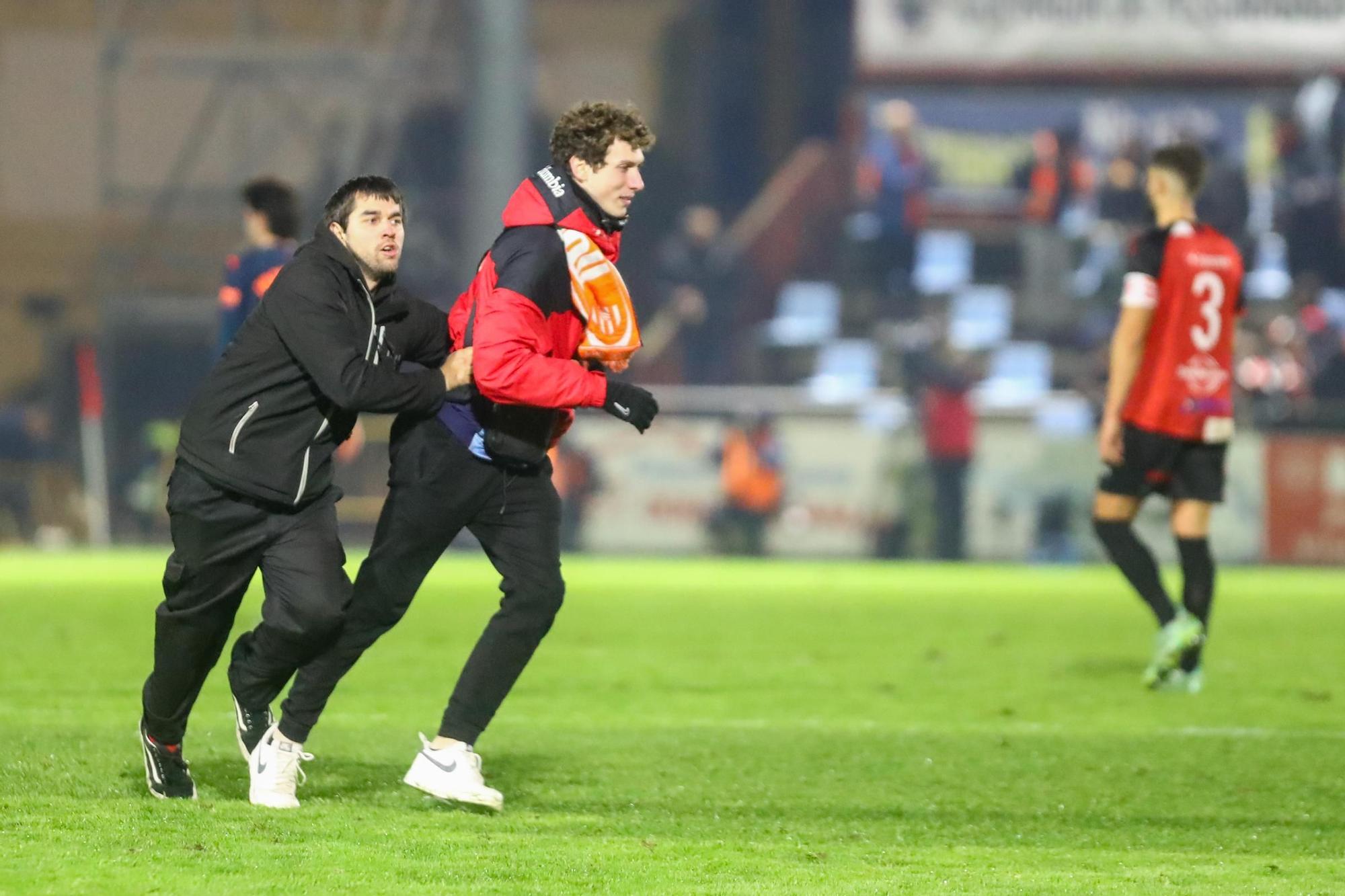 Las imágenes de una noche para la historia del Arosa con el Valencia como rival