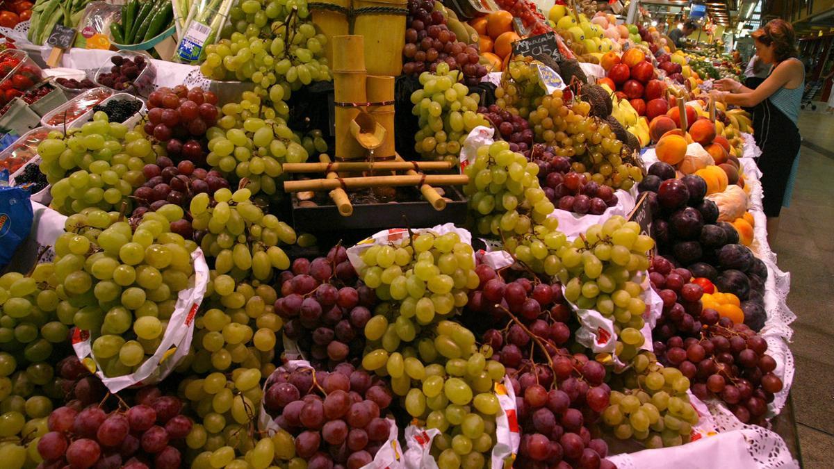 Uvas en el mercado de Santa Caterina, en Barcelona.