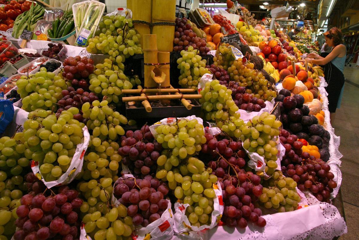 Uvas en el mercado de Santa Caterina, en Barcelona.