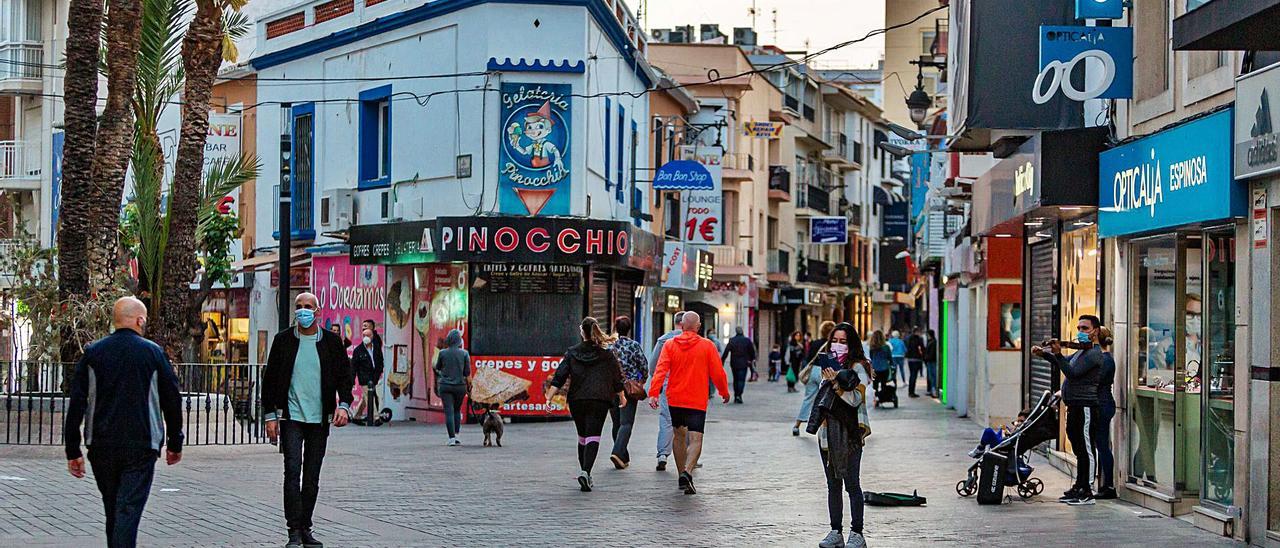 El Paseo de la Carretera, donde se sitúan muchos de los comercios del centro de Benidorm.