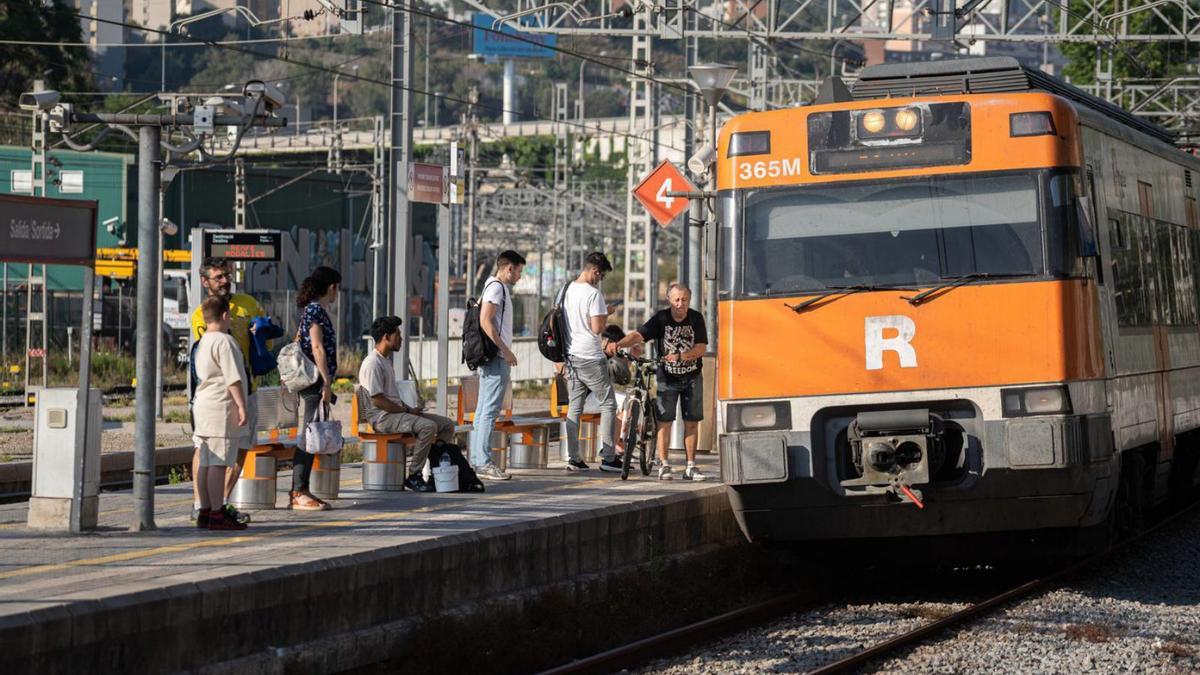 Un tren de Rodalies al seu pas per l’estació de Montcada Bifurcació. | MARC ASENSIO CLUPÉS