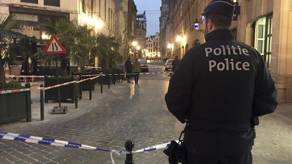 Cordón policial en la zona donde se ha producido el ataque, en Bruselas.