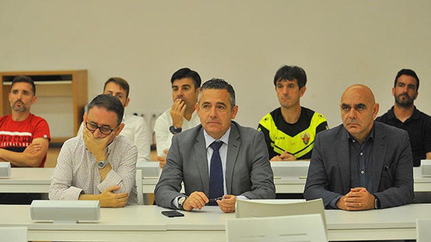 Los miembros del consejo de administración, cuerpo técnico y comisión deportiva, ayer en la sala de Prensa.