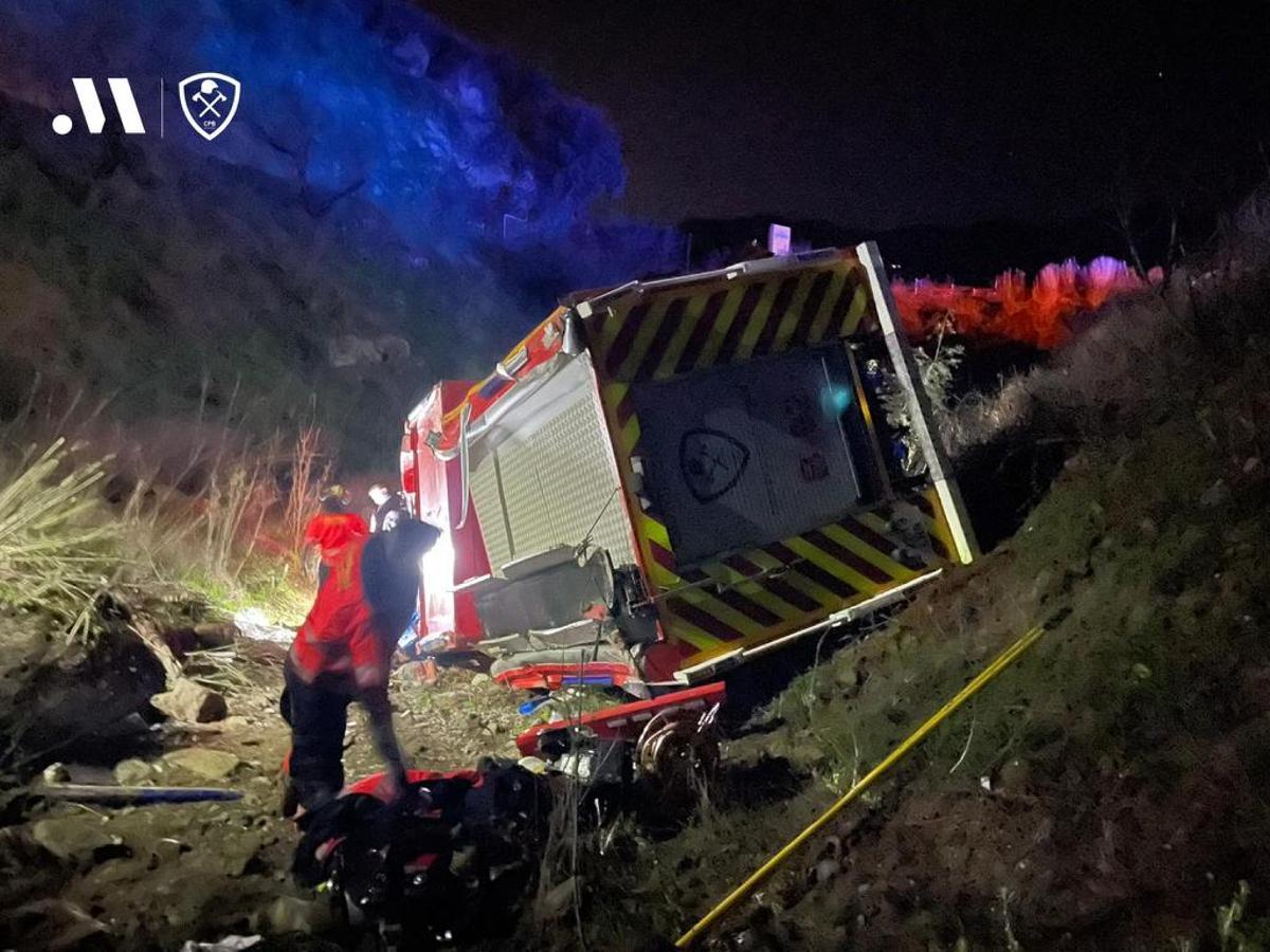 El terraplén cedió por las lluvias al paso del camión.