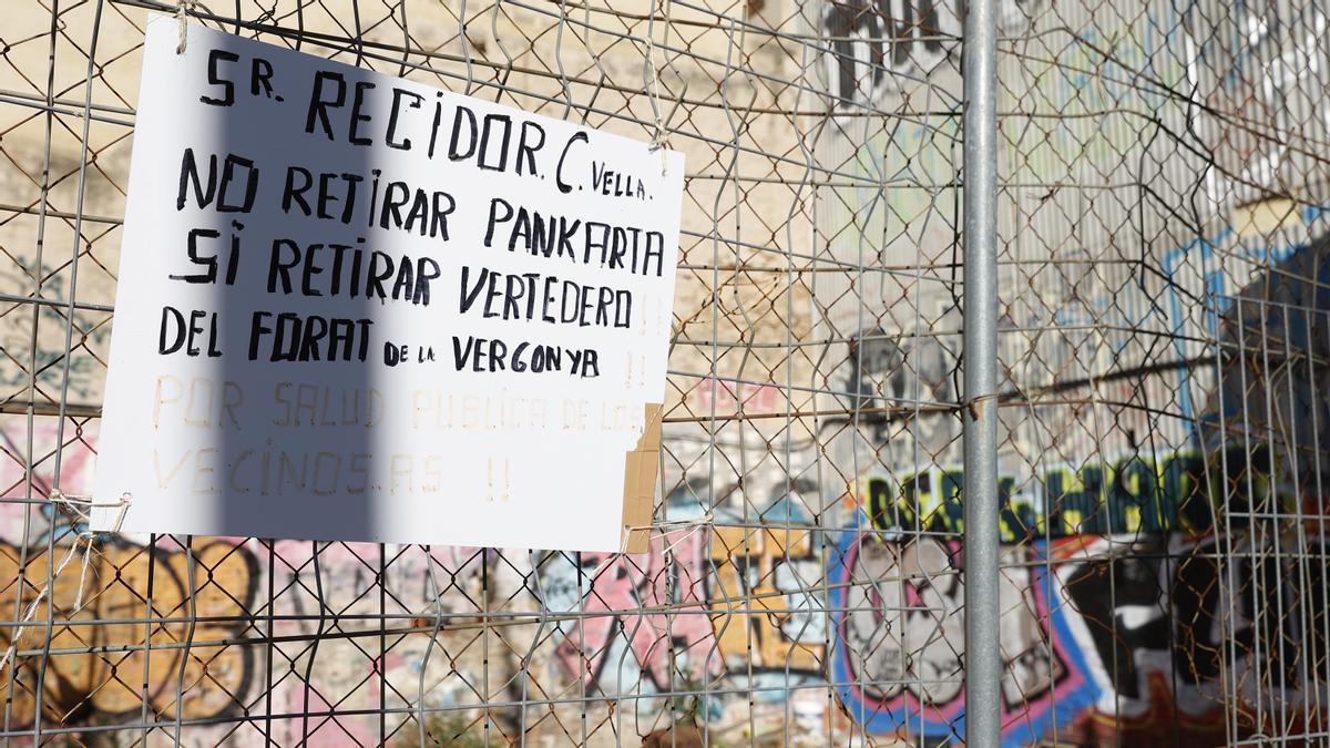 Mensaje para el consistorio en la valla de un solar en la zona más al sur de la plaza