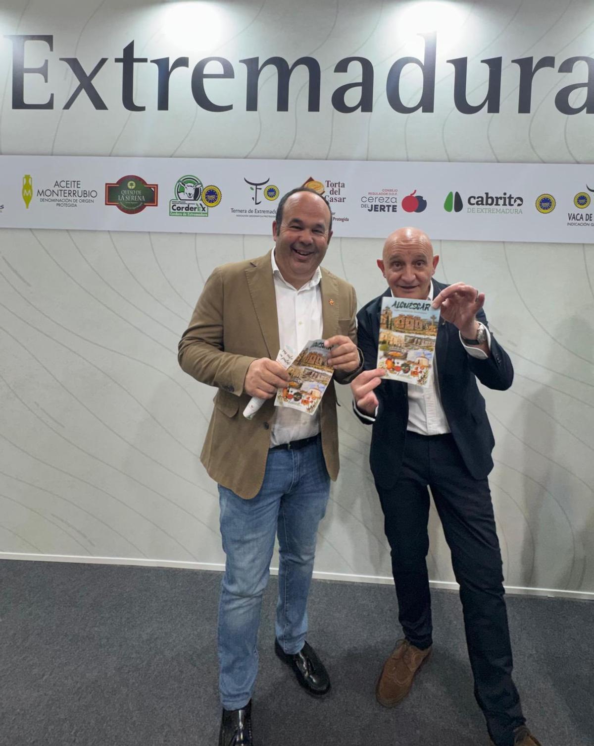 El alcalde de Alcuéscar, Dioni Vasco, con el chef de Atrio, Toño Pérez.
