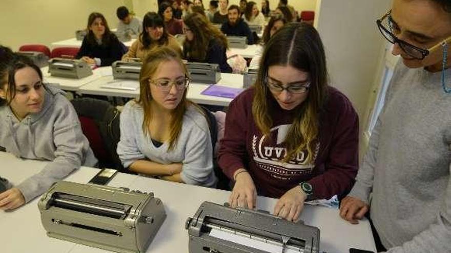 Alumnos de Ciencias de la Educación durante el curso. // G. Santos