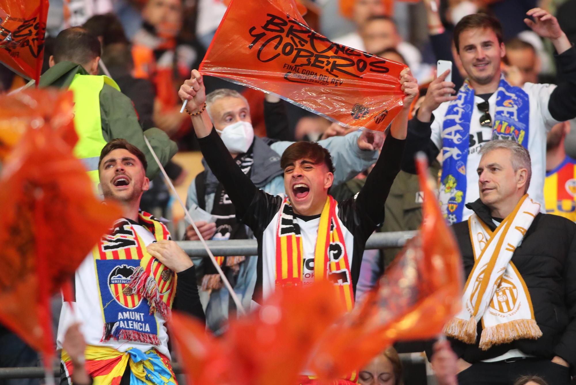 La afición valencianista llena de color el estadio de La cartuja