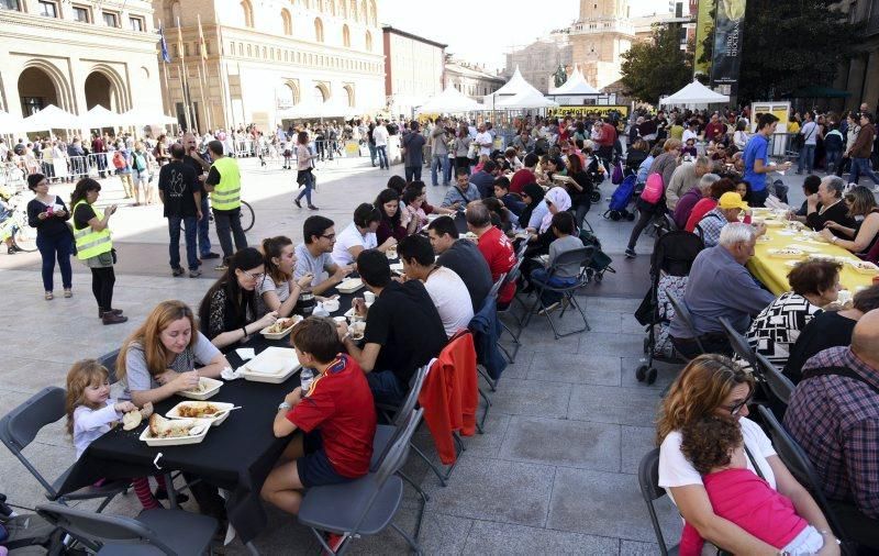 Miles de personas comen en la plaza del Pilar alimentos que iban a desecharse