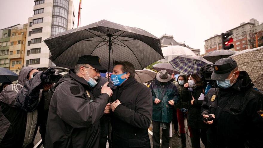 Así fue la tensa discusión entre el presidente de OTEA y un responsable de la policía durante la concentración de los hosteleros