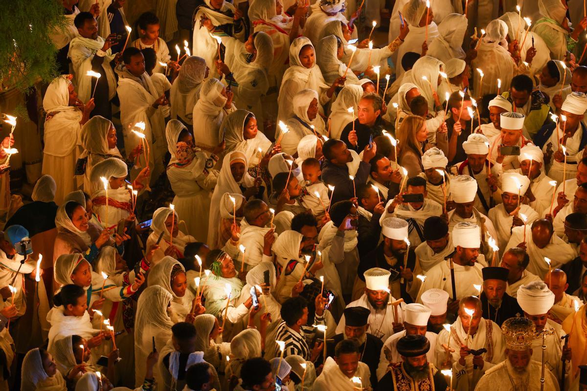 Cristianos ortodoxos celebran “Fuego Sagrado” en Jerusalén. eregrinos cristianos ortodoxos sostienen velas durante la ceremonia del Fuego Sagrado, un día antes de la Pascua ortodoxa, el sábado 15 de abril de 2023 en la Iglesia del Santo Sepulcro en la Ciudad Vieja de Jerusalén, donde muchos cristianos creen que Jesús fue crucificado y enterrado antes de resucitar.