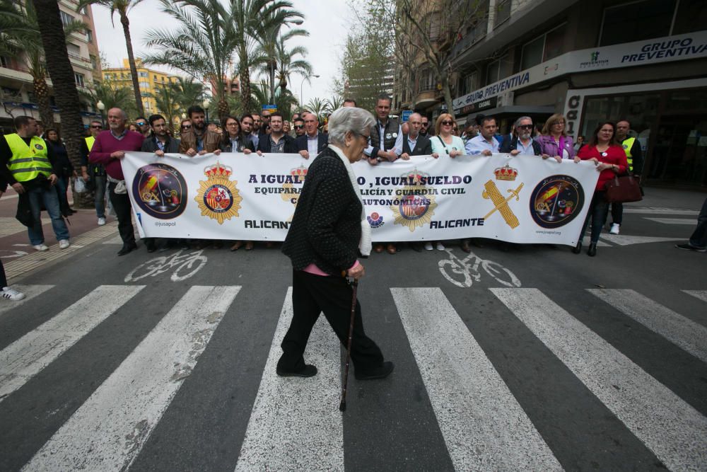 Manifestación por la equiparación salarial convocada por la asociación de policí­as Jusapol en Luceros