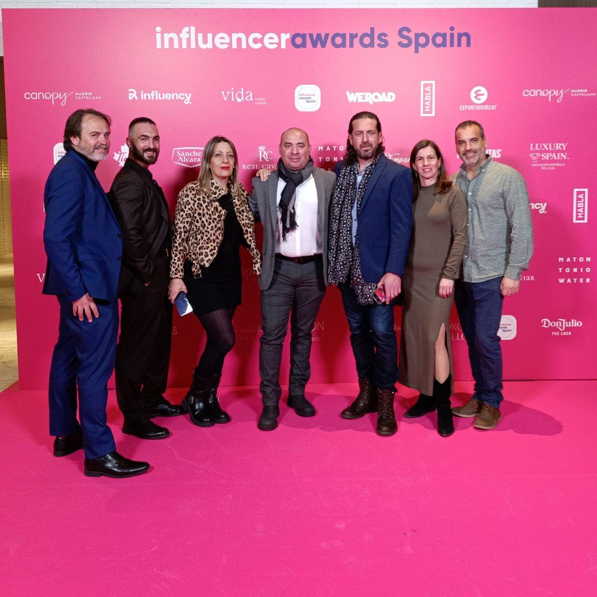 David Gibello con otros influencer en la alfombra roja de los premios.