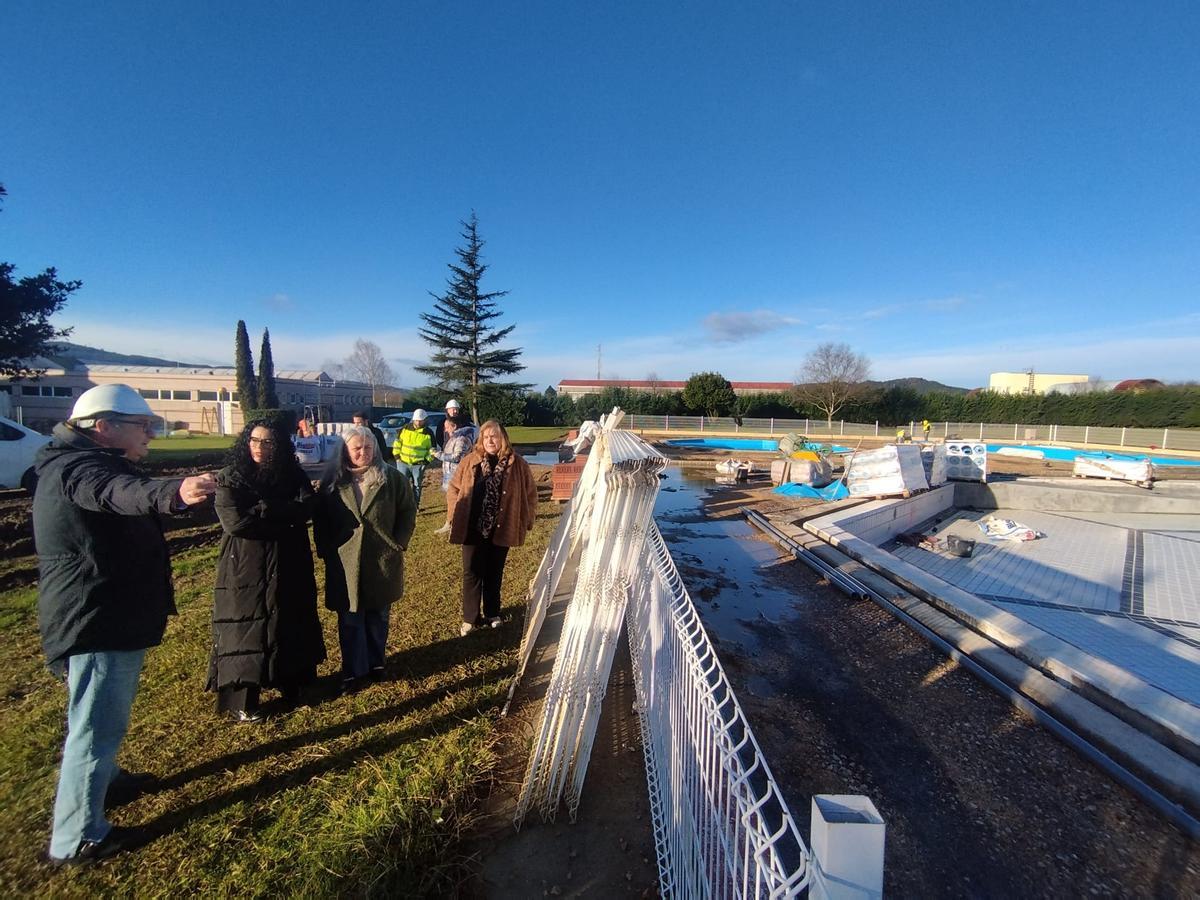 Vanesa Gutiérrez, con la alcaldesa, durante la visita a las obras, acompañadas por técnicos y responsables municipales y autonómicos.