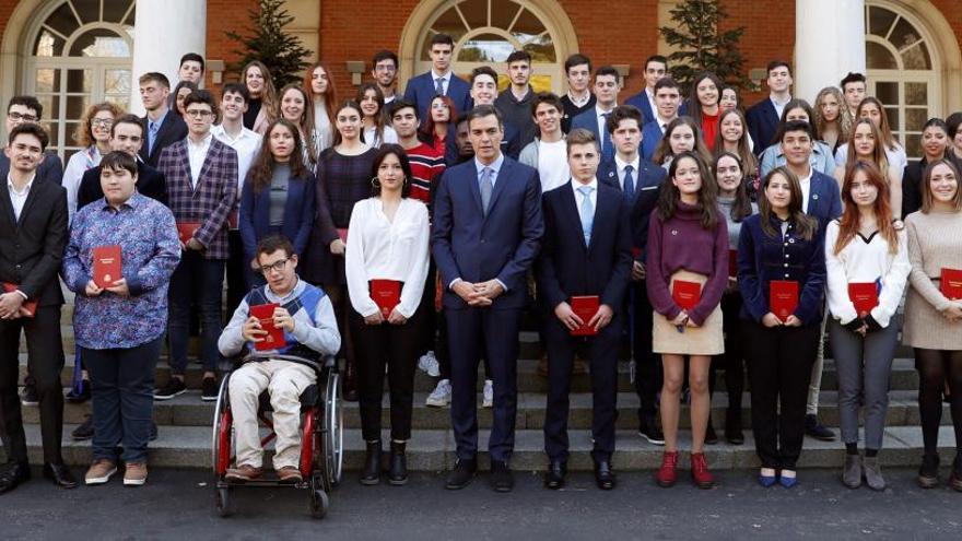 Pedro Sánchez, junto con un grupo de jóvenes en La Moncloa.