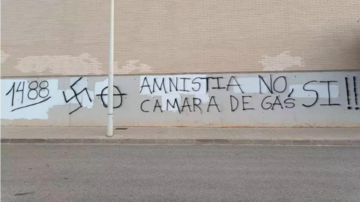 Pintada fascista en la fachada de un instituto valenciano.