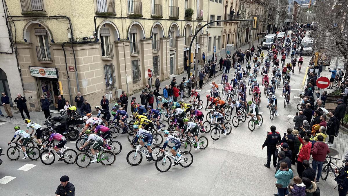 La sortida de la segona etapa de la Volta des de Banyoles.