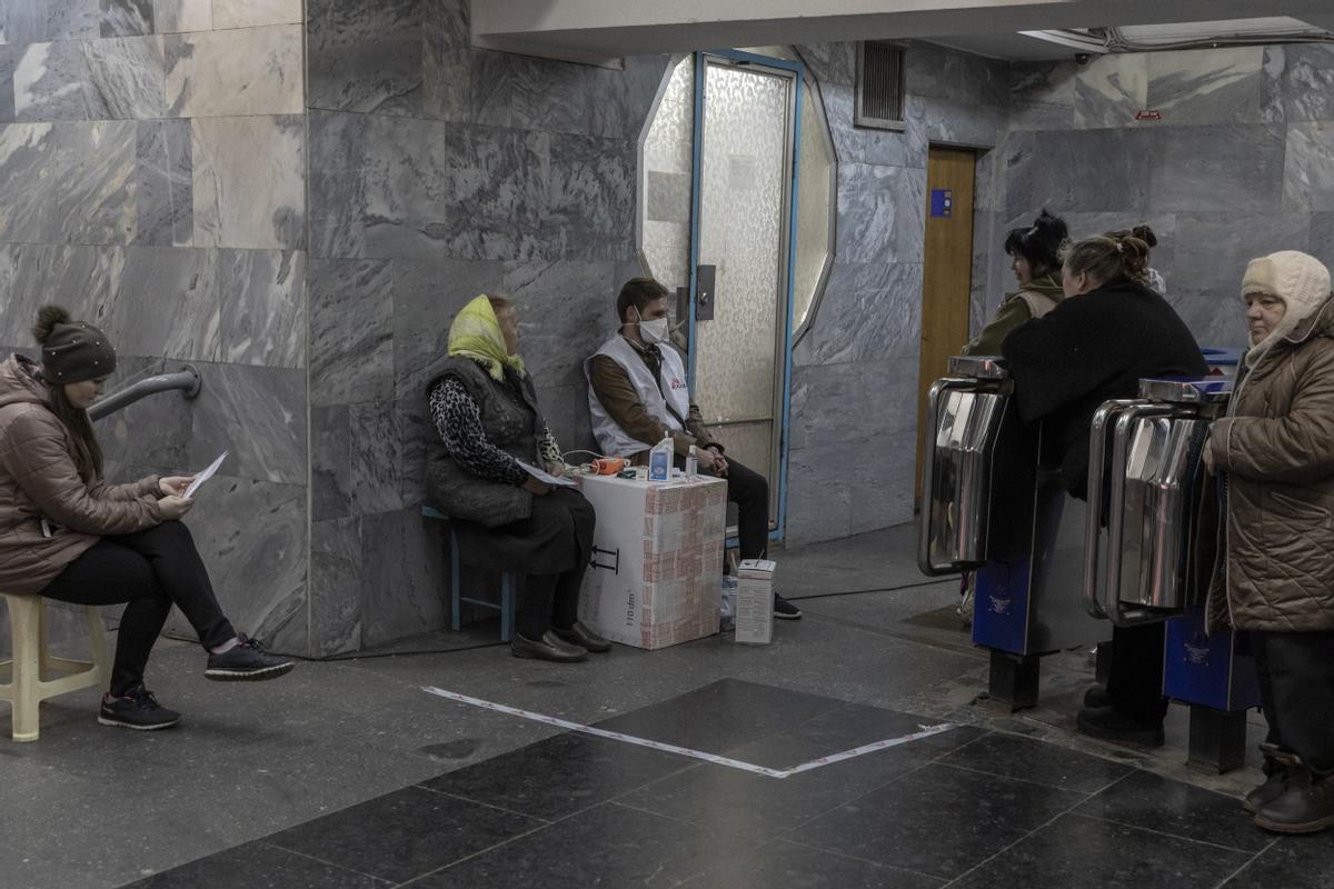 Personas esperando frente a las clínicas móviles de Médicos Sin Fronteras en las estaciones de metro de Járkov, en medio de la guerra de Ucrania
