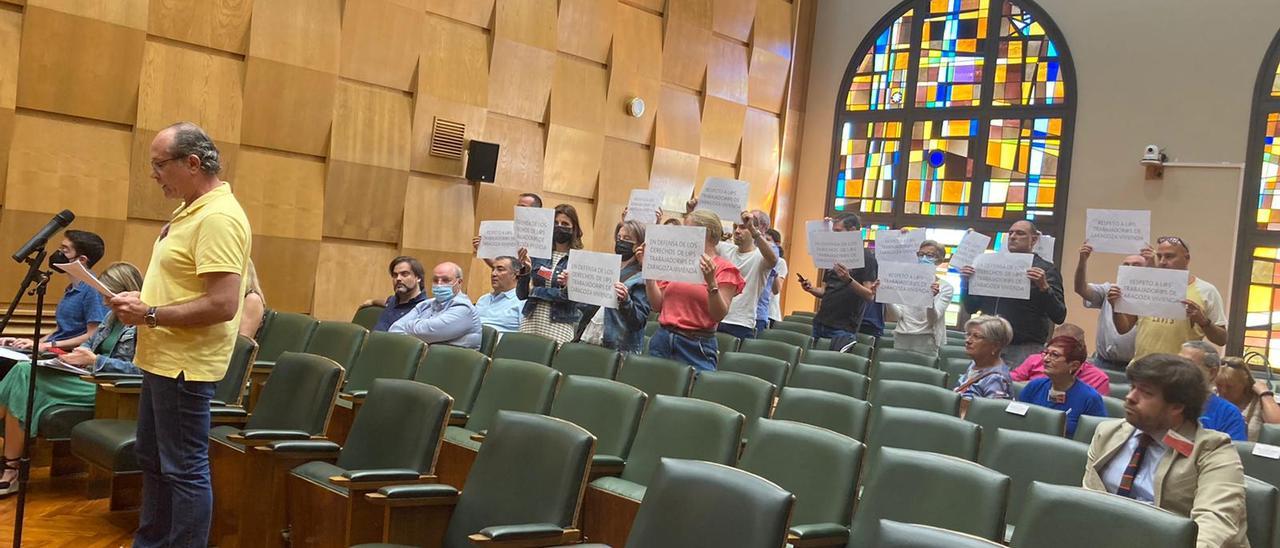 Los trabajadores de Zaragoza Vivienda, este viernes, en el pleno del ayuntamiento haciendo visible su malestar contra el gerente.