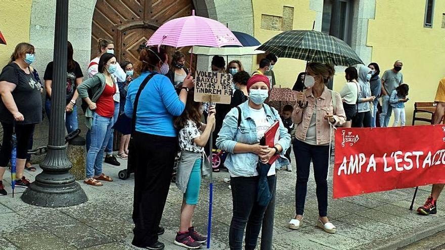 Una trentena de famílies van protestar davant l&#039;ajuntament.