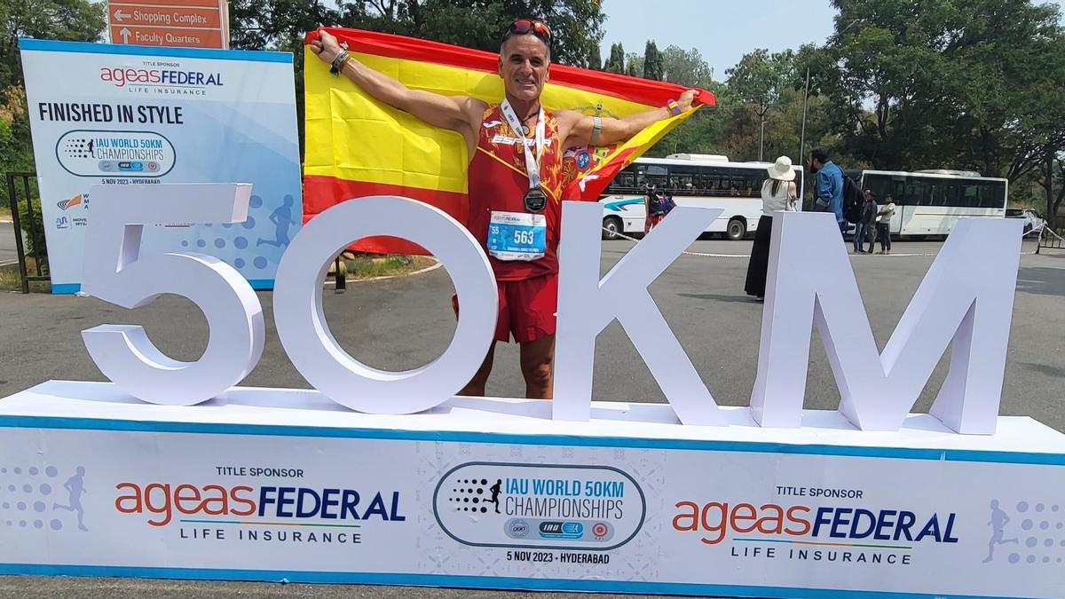 Eduardo L. Gómez, experimentado ultrafondista y maratoniano de Burjassot, se proclamó campeón del mundo Máster en la prueba de 50 Km, en Hyderabad (India).