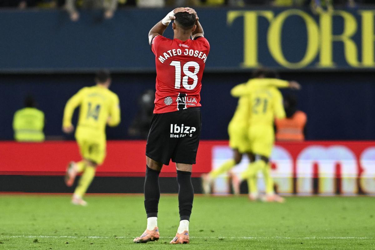 VILLARREAL, 22/11/2025.- El delantero del Mallorca Mateo Joseph tras encajar un tanto en el partido de la jornada 13 de LaLiga que Villarreal CF y RCD Mallorca disputan este sábado en el estadio de La Cerámica. EFE/ Andreu Esteban