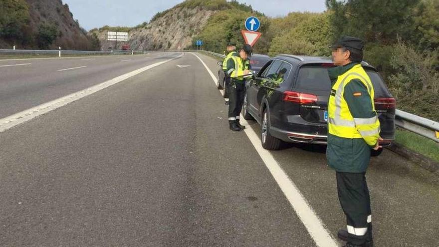 El conductor interceptado por la Guardia Civil, estacionado en el arcén. // FdV