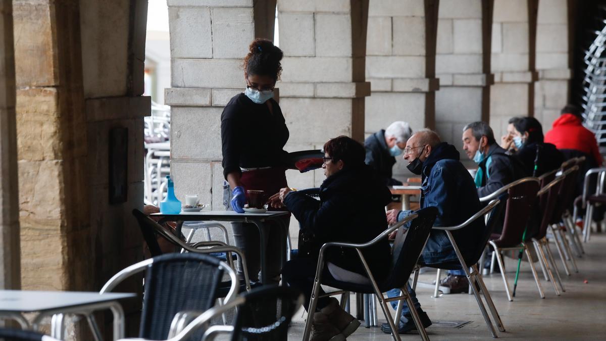 Ambiente en terrazas del centro de Avilés.