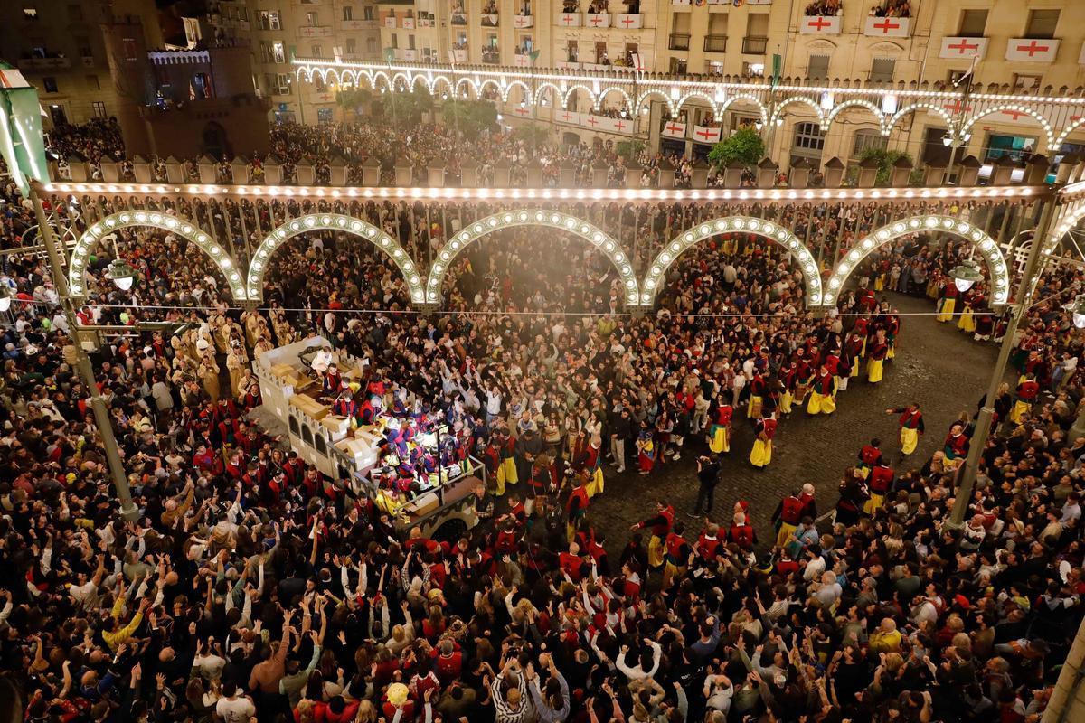 La carroza del Sant Jordiet da la vuerlta a la plaza tirando flechas