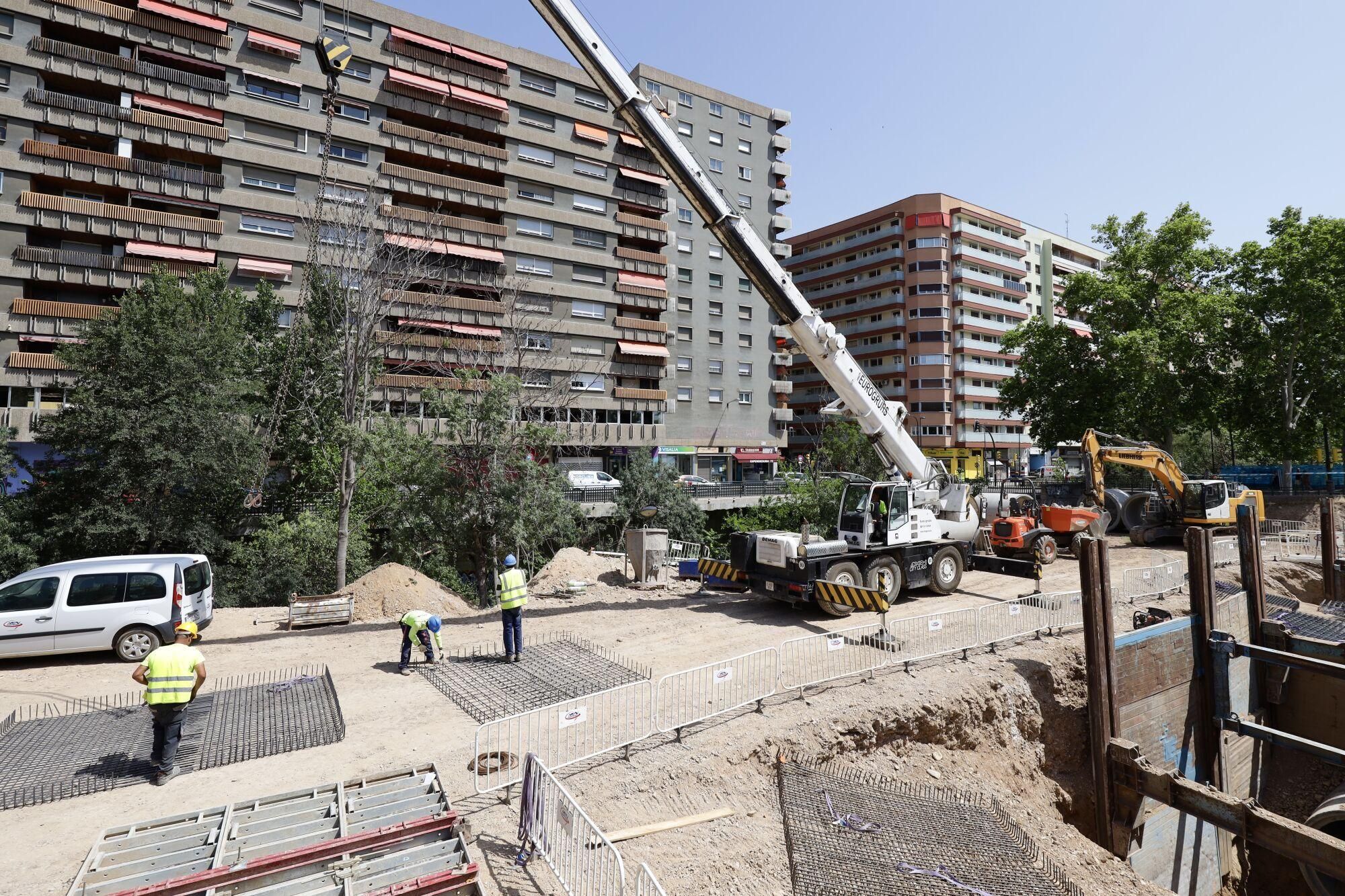 En imágenes | Las obras en el Huerva provocan cortes en el tráfico en Camino Las Torres
