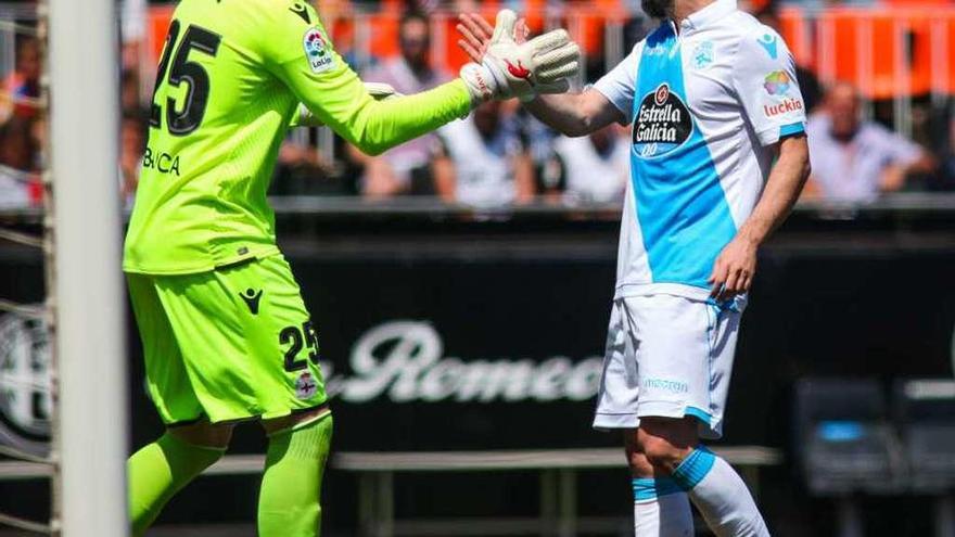 Koval recibe la felicitación de Luisinho, en un momento del partido de Mestalla.