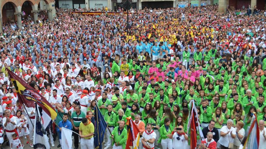 Fiestas del Toro Benavente: Las peñas y sus charangas animan las calles y garantizan la diversión