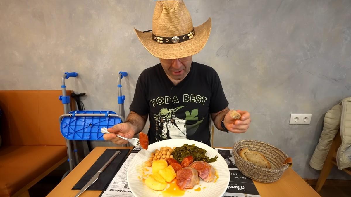 Un popular influencer visita un restaurante de comida tradicional de A Coruña
