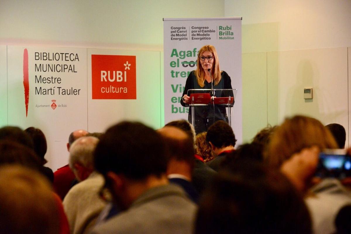 L’alcaldessa de Rubí, Ana María Martínez, aquest divendres 24 durant la inauguració de la quarta edició del congrés Rubí Brilla. 